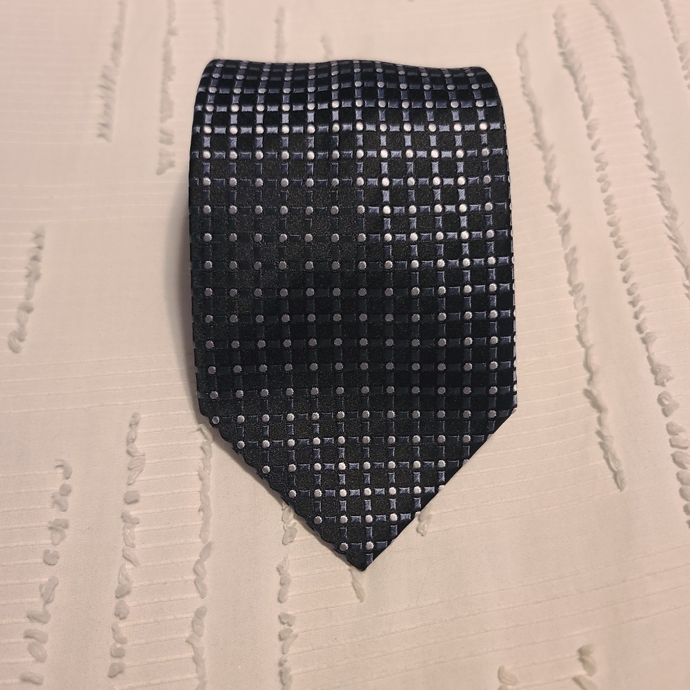 Claiborne Dark Gray And Blue Design Neck Tie